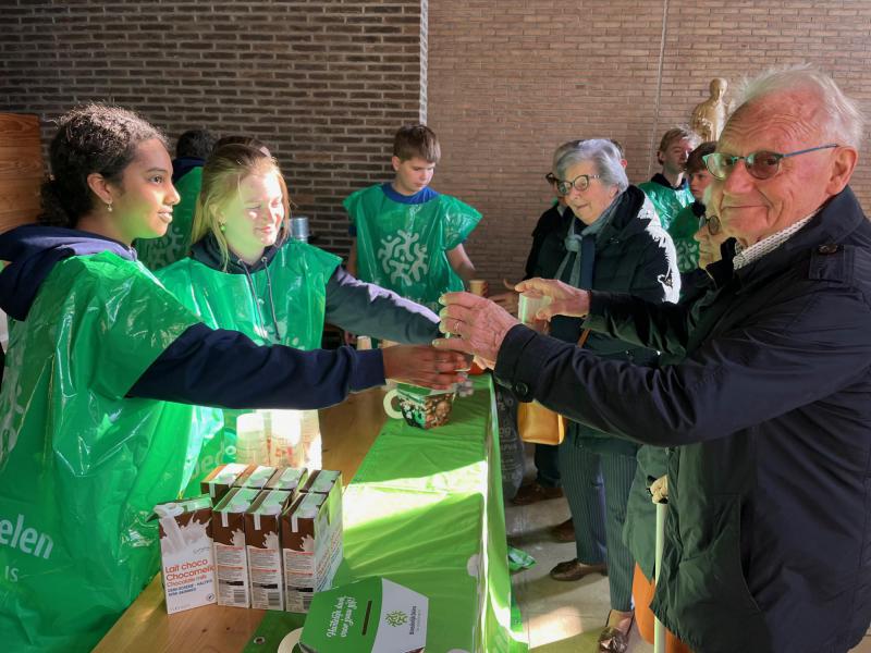 De jongeren van VIN JE organiseren een koffiestop na de zondagsviering. 