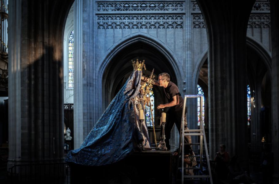 Eerste pasbeurt van de nieuwe mantel voor het genadebeeld van Maria in de Antwerpse Onze-Lieve-Vrouwekathedraal © Jonathan Ramael