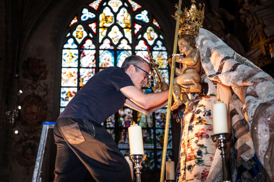 Eerste pasbeurt van de nieuwe mantel voor het genadebeeld van Maria in de Antwerpse Onze-Lieve-Vrouwekathedraal © Jonathan Ramael