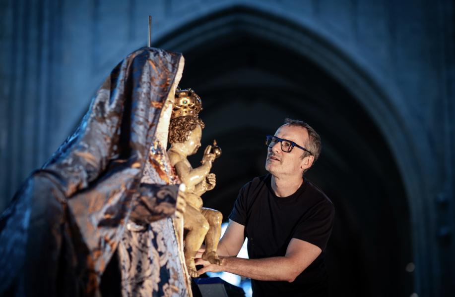 Eerste pasbeurt van de nieuwe mantel voor het genadebeeld van Maria in de Antwerpse Onze-Lieve-Vrouwekathedraal © Jonathan Ramael