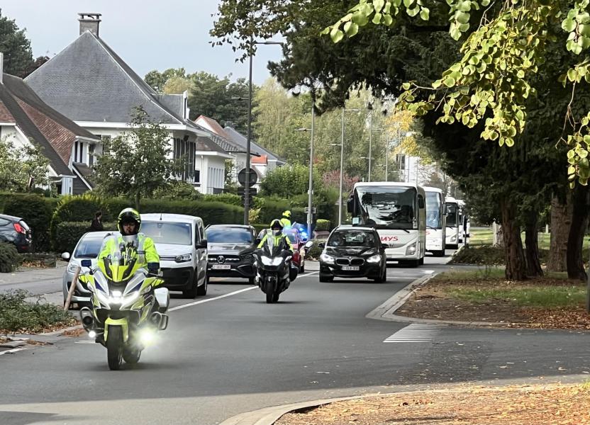 Onder politiebegeleiding bereikten de Sint-Michielers de Pius X-kerk © Dirk Bellens