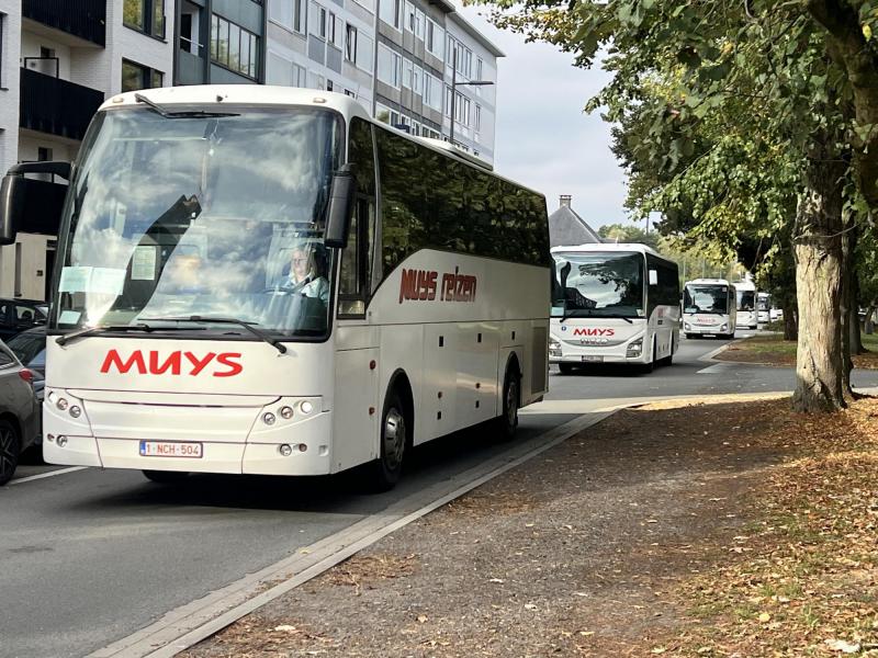 Een colonne van autocars en lijnbussen brachten de Sint-Michielers van Schoten naar Wilrijk. © Dirk Bellens