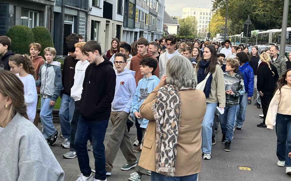 De Groenenborgerlaan werd op enkele ogenblikken overspoeld door een jeugdige massa. © Dirk Bellens
