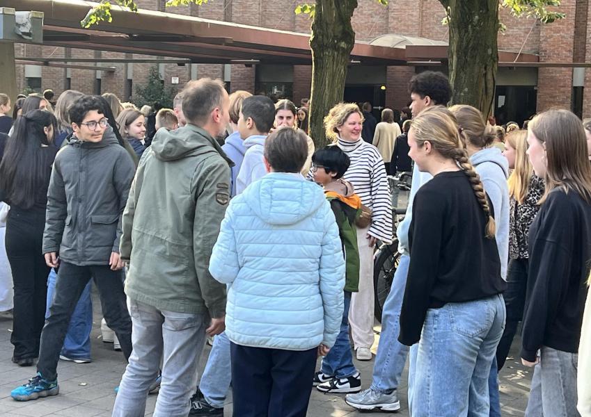 De Groenenborgerlaan werd op enkele ogenblikken overspoeld door een jeugdige massa. © Dirk Bellens