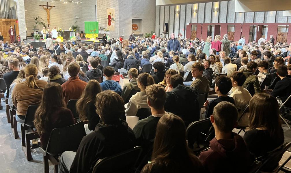 Het gebeurt niet meer zo vaak, maar voor de startviering van het Sint-Michielscollege was de kerk tot de nok gevuld met jeugdig volk. © Dirk Bellens