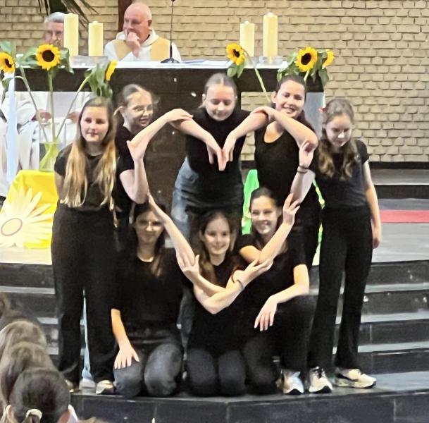 Het jaarthema 'DANKBAARHEID' werd door de leerlingen in beeld gebracht. © Dirk Bellens
