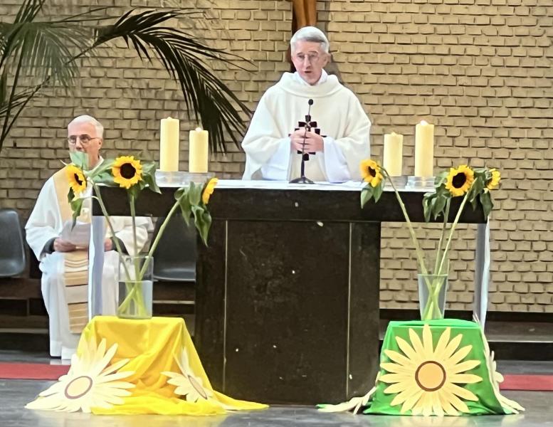 De abt van de abdij van Averbode, Marc Fierens ging de eucharistieviering voor. © Dirk Bellens