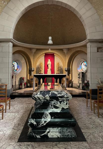 Grafkapel in de St.-Antoniuskerk, passionistenkerk te Kortrijk. Vooraan de graftombe, daarachter een altaar met helemaal achteraan een beeld van Isidoor als tuinier © CVDM