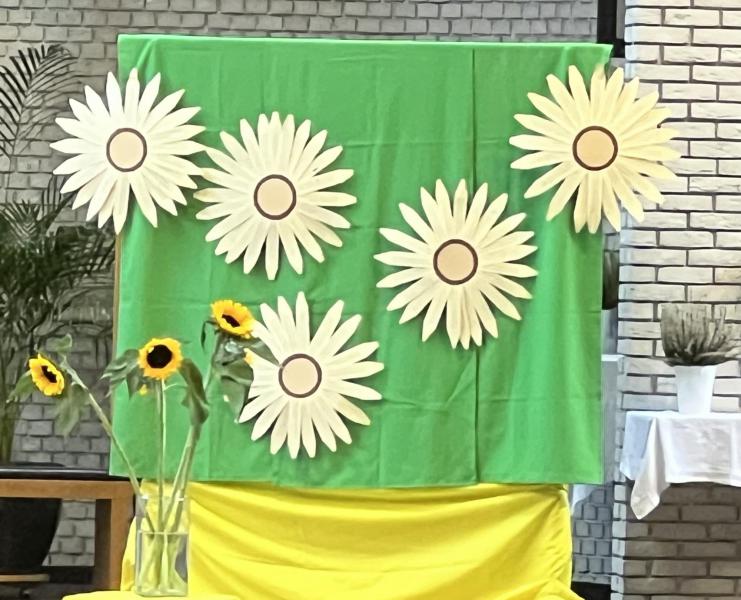 De zonnebloem, die symbool staat voor zon, liefde, bewondering, geluk, kracht, levenslust en vrolijkheid, was ook het symbool van deze viering. © Dirk Bellens