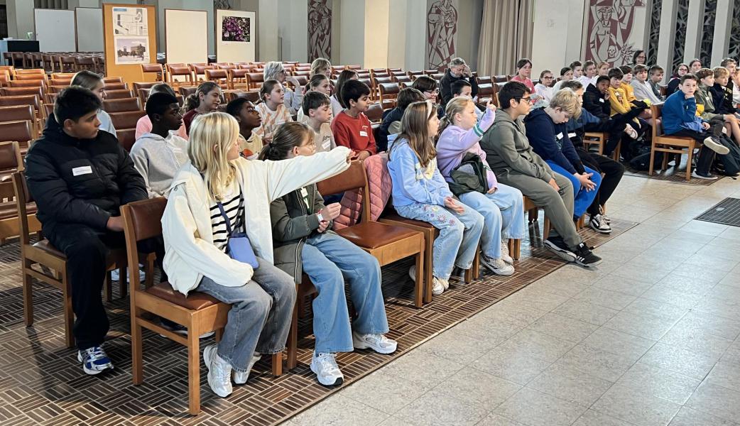 Geboeid luisterden de vormelingen en gaven antwoorden op gestelde vragen, 27 september 2025 © Dirk Bellens