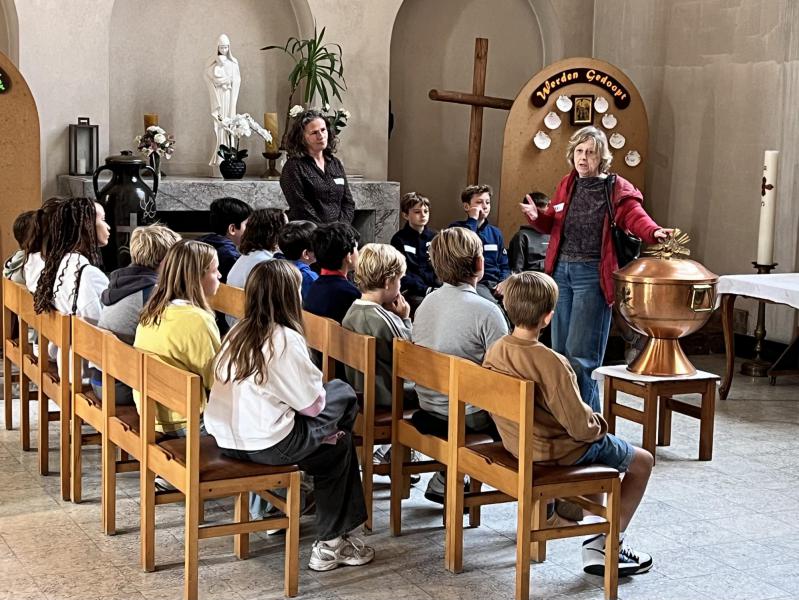 Tijdens een rondleiding doorheen de kerk ontdekten de vormelingen alle kerkgeheimen, 27 september 2025 © Dirk Bellens
