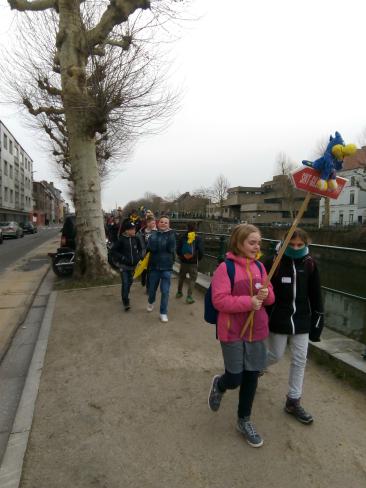 op weg met onze mascotte © kerk Stekene en Sint-Gillis-Waas