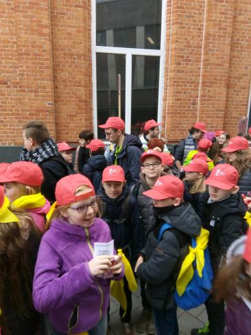 op weg naar het getuigenismoment in de zaal © Kerk Stekene en Sint-Gillis-Waas