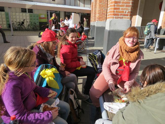 buiten eten in het zonnetje © Kerk Stekene en Sint-Gillis-Waas