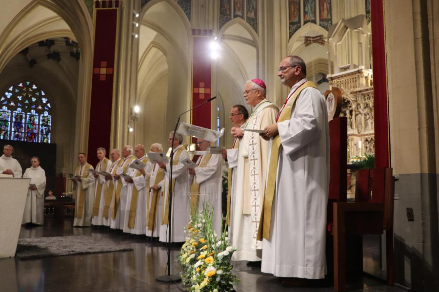 In een overvolle Sint-Quintinuskathedraal werd mgr. Hoogmartens gevierd © Jente Vandewijer