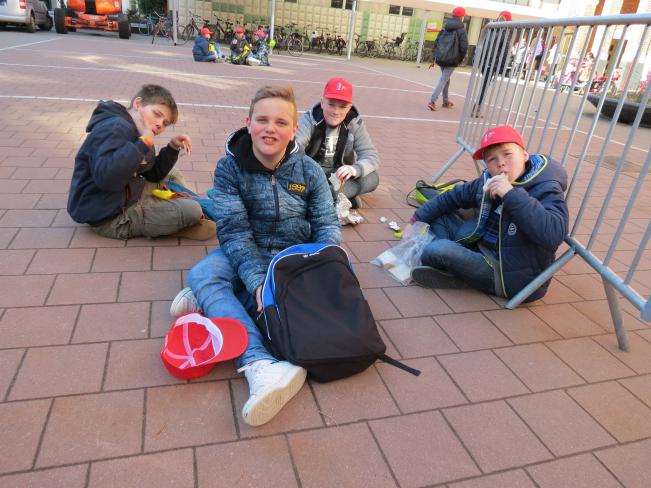 smullen op de speelplaats in het Sint-Lievenscollege © Kerk Stekene en Sint-Gillis-Waas