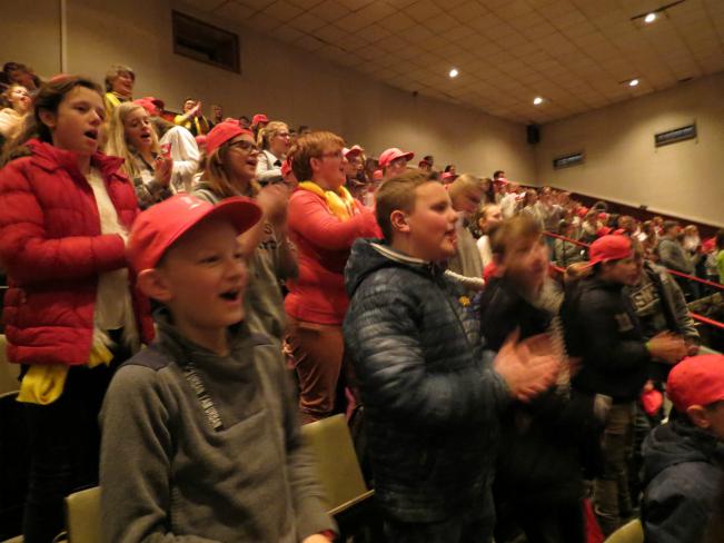 Vormelingen zingen enthousiast mee © Kerk Stekene en Sint-Gillis-Waas