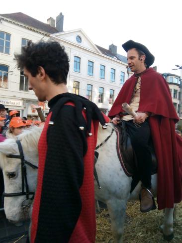 Ridder Alowin met zijn oorkonde voor onze bisschop © Kerk Stekene en Sint-Gillis-Waas