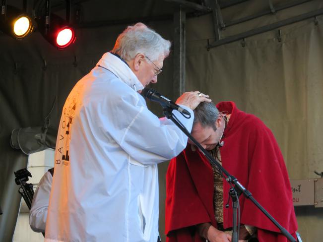 Ridder Alowin wordt gedoopt tot Christen en krijgt een nieuwe naam: Bavo © Kerk Stekene en Sint-Gillis-Waas