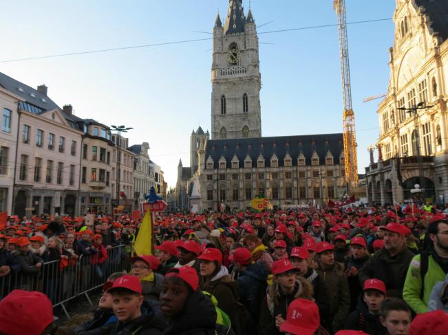 vormelingen op het Sint-Baafsplein © Kerk Stekene en Sint-Gillis-Waas