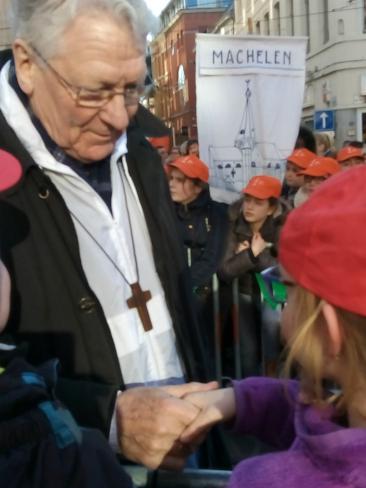 Onze bisschop geeft steun aan onze jonge vormelingen © Kerk Stekene en Sint-Gillis-Waas