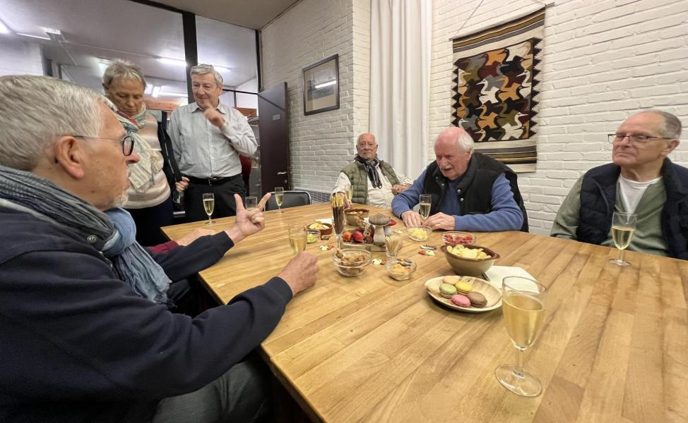 Er werd genoten van het gezellig samenzijn met de koorvrienden, 13 oktober 2025 © Dirk Bellens