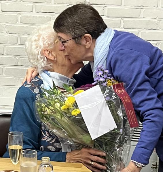 Myriam was 'het bloemenmeisje van dienst' om Yvonne in de bloemetjes te zetten, 13 oktober 2025 © Dirk Bellens