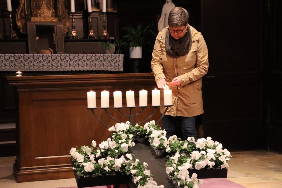 We brengen de kerngedachten van onze Goede Vrijdag tocht nog even in herinnering en ontsteken bij het noemen van iedere gedachte een kaars bij het kruis © François Moczara