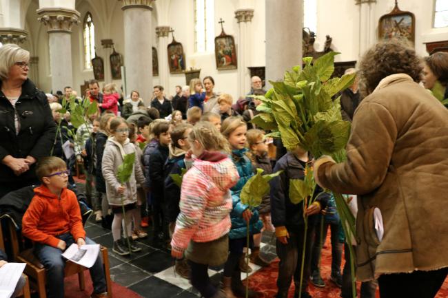 Eerste communicanten  met hun "stok" in hun hand naar het beloofde land © Kerk Stekene en Sint-Gillis-Waas