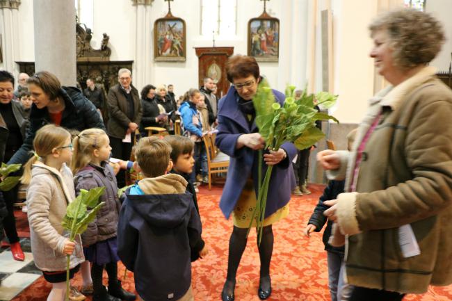 Eerste communicanten brengen hun "stokken" aan tijdens het intredelied © Kerk Stekene en Sint-Gillis-Waas