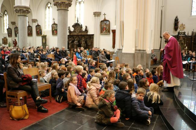 Eerste Communicanten luisteren naar het verhaal van Mozes  © Kerk Stekene en Sint-Gillis-Waas