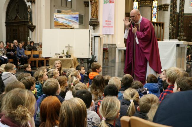 Onze pastoor vertelt het verhaal van Mozes met veel overtuiging. © Kerk Stekene en Sint-Gillis-Waas