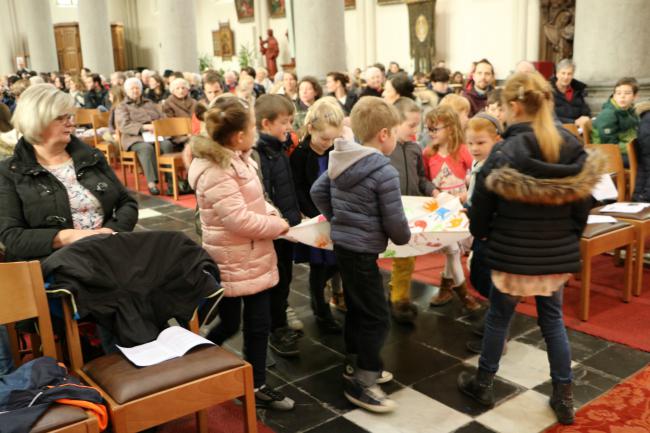 Eerste Communicanten brengen hun bedrukte altaarkleed naar voor © Kerk Stekene en Sint-Gillis-Waas
