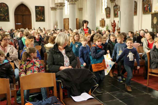 Eerste Communicanten brengen het tweede altaarkleed met hun handjes naar voor © Kerk Sint-Gillis-Waas