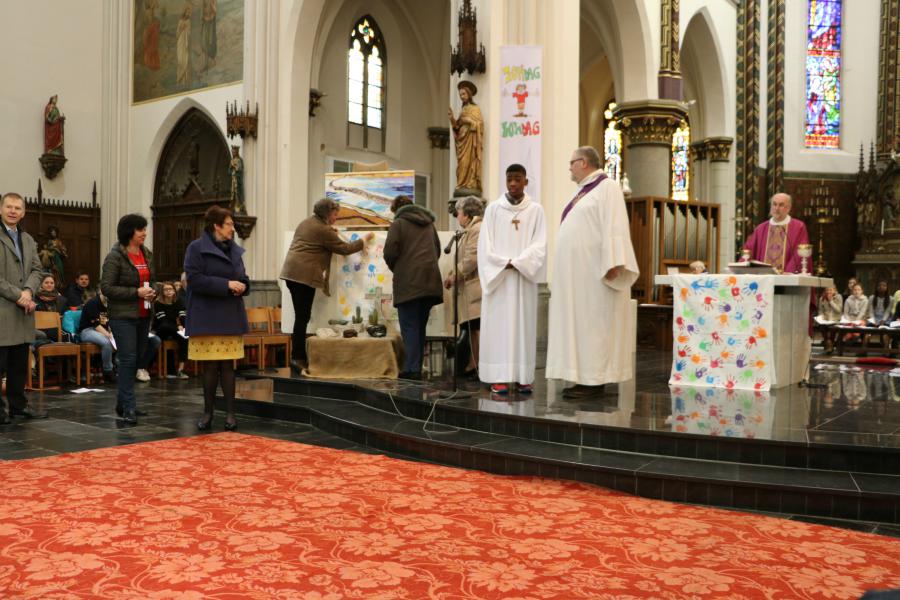 De altaardoeken met de handjes van de Eerste Communicanten worden opgehangen © Kerk Sint-Gillis-Waas