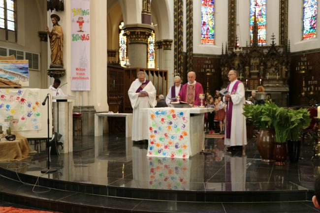 Consecratie tijdens de 2de instapviering van de Eerste communicanten © Kerk Stekene en Sint-Gillis-Waas