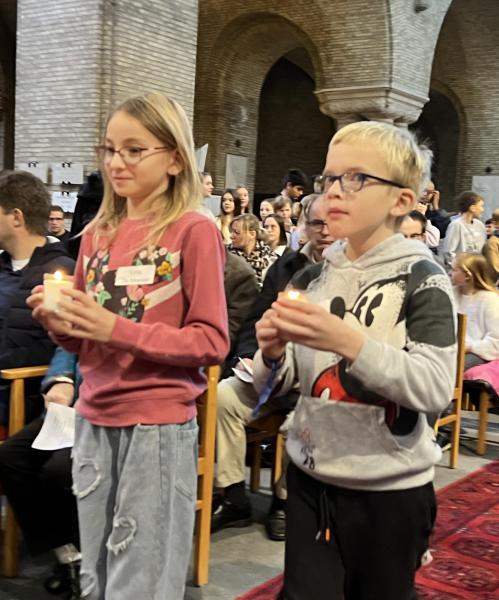 alle andere vormelingen brachten een kaarsje aan © Dirk Bellens