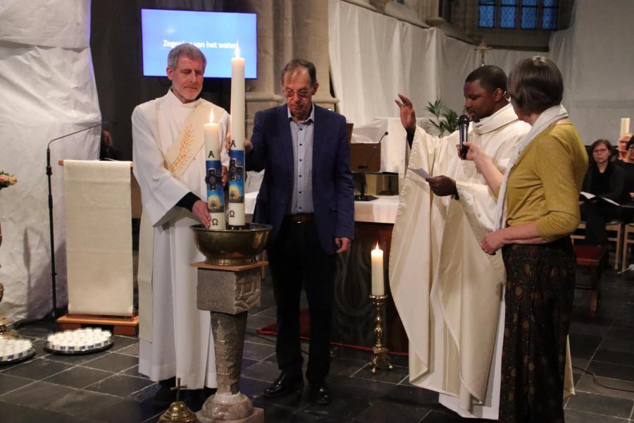 De paaskaarsen worden  in de doopvont gezet  © François Moczara