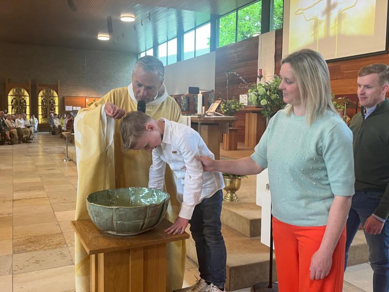 Xemm wordt gedoopt tijdens de paasviering @kerk Vichte 