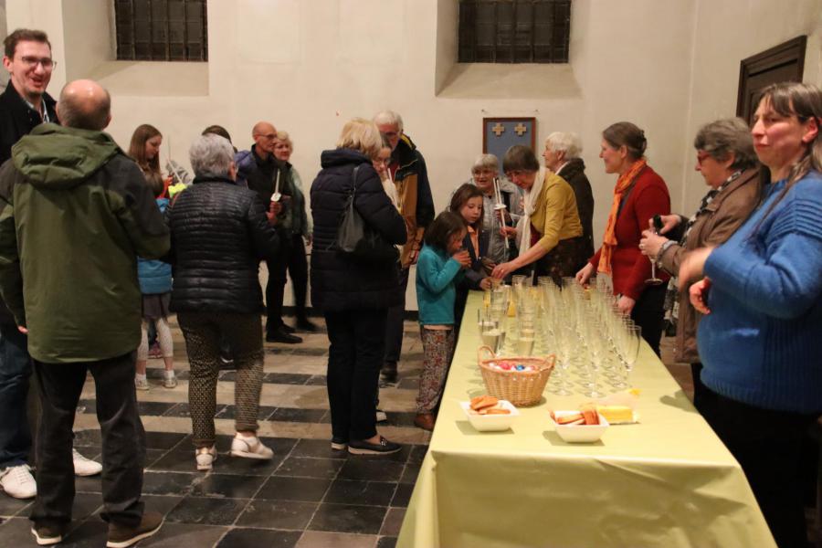 Zoals naar goede gewoonte werd op het einde van de viering een drankje aangeboden.   © François Moczara
