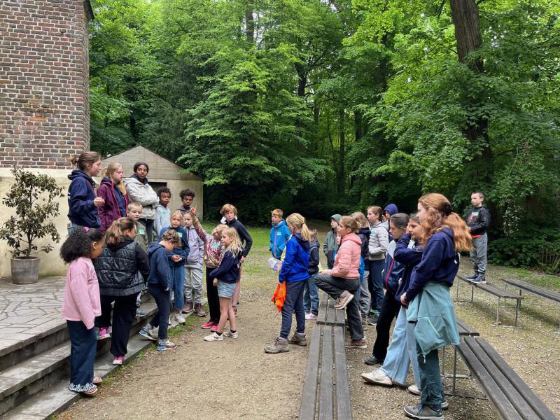 De leiding legt het spel uit aan alle jongeren. 