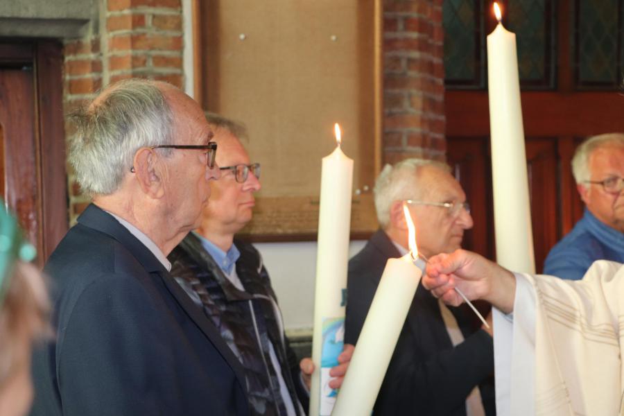 De paaskaarsen worden ontstoken © Pastorale Eenheid O.L.V. Krekedal Kortemark