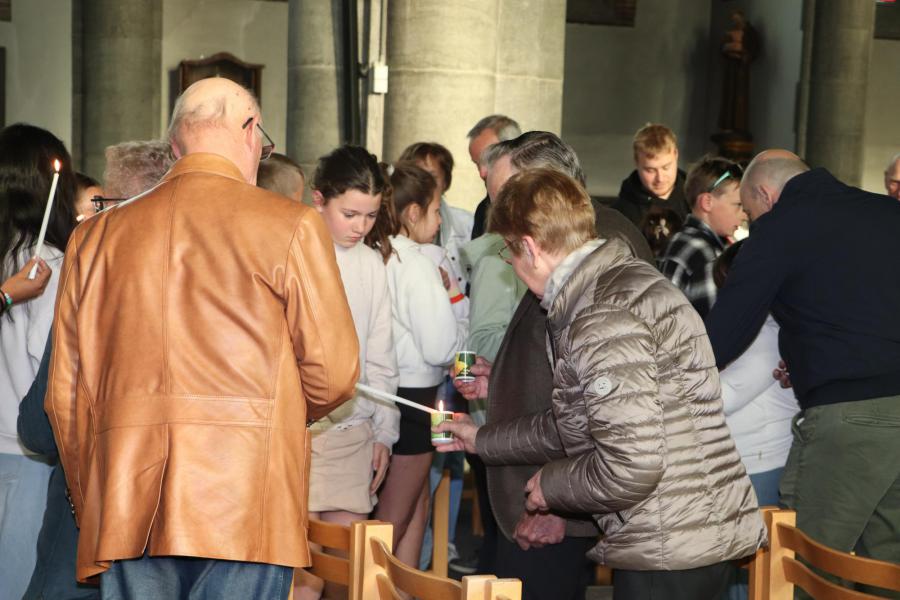 We geven het paaslicht aan elkaar door  © Pastorale Eenheid O.L.V. Krekedal Kortemark