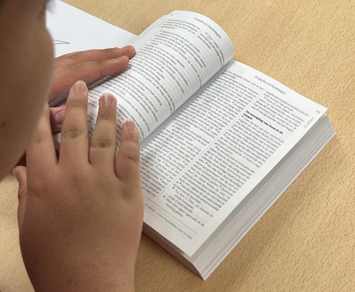 'Kraak de code' was de opdracht, niet simpel, maar met de hulp van de catechisten konden de vormelingen een opgegeven passage in de bijbel terugvinden, 15 november 2025 © Dirk Bellens