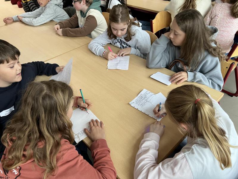 De vormelingen vertelden aan elkaar hun herinneringen van de Eerste Communie, 15 november 2025 © Dirk Bellens