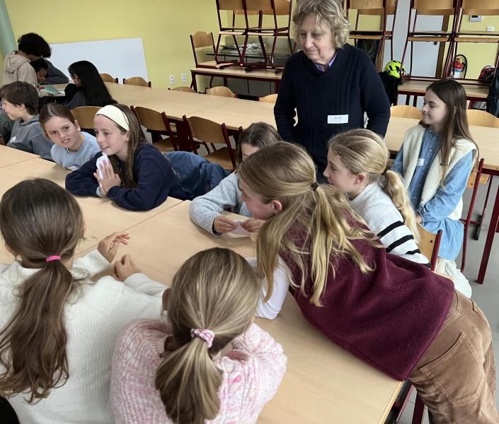 De vormelingen vertelden aan elkaar hun herinneringen van de Eerste Communie, 15 november 2025 © Dirk Bellens