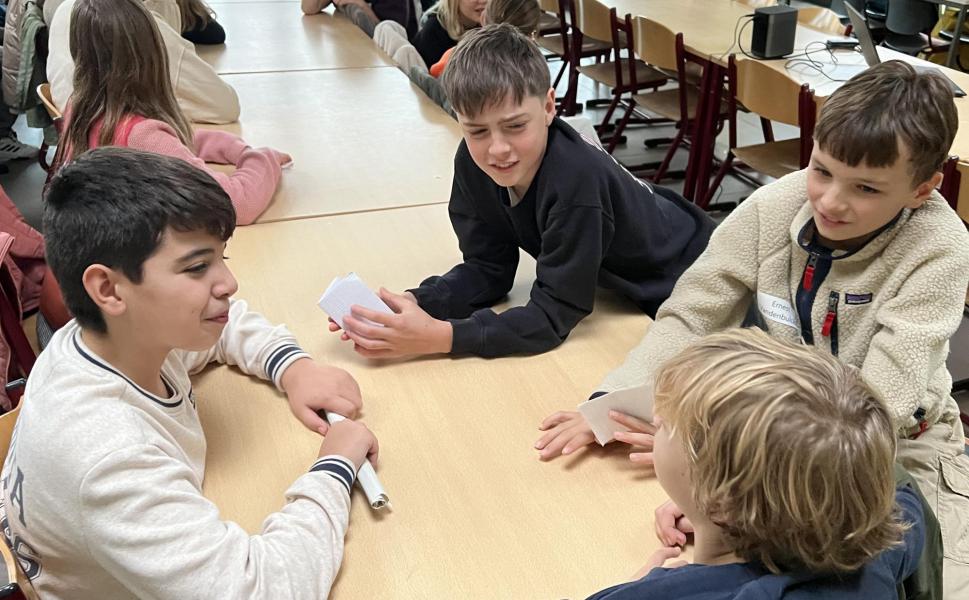 De vormelingen vertelden aan elkaar hun herinneringen van de Eerste Communie, 15 november 2025 © Dirk Bellens