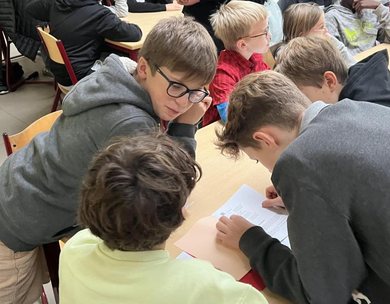 De vormelingen vertelden aan elkaar hun herinneringen van de Eerste Communie, 15 november 2025 © Dirk Bellens