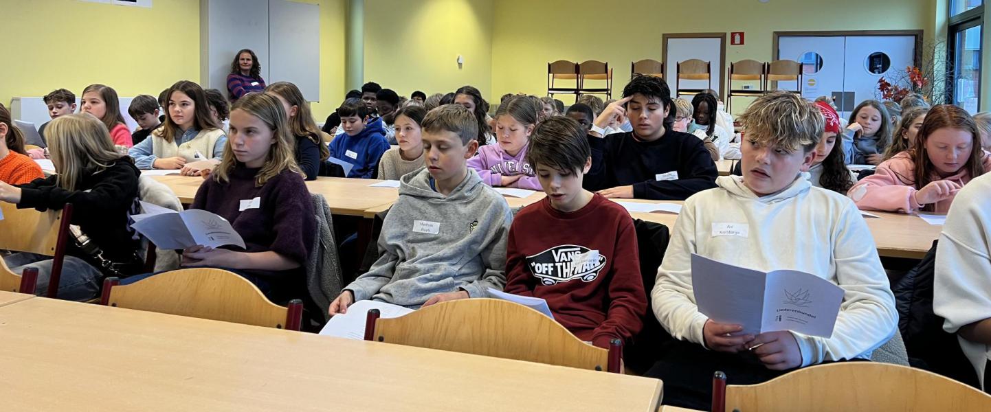 Tussendoor haalde catechist Luc zijn gitaar boven en zongen we samen, 15 november 2025 © Dirk Bellens