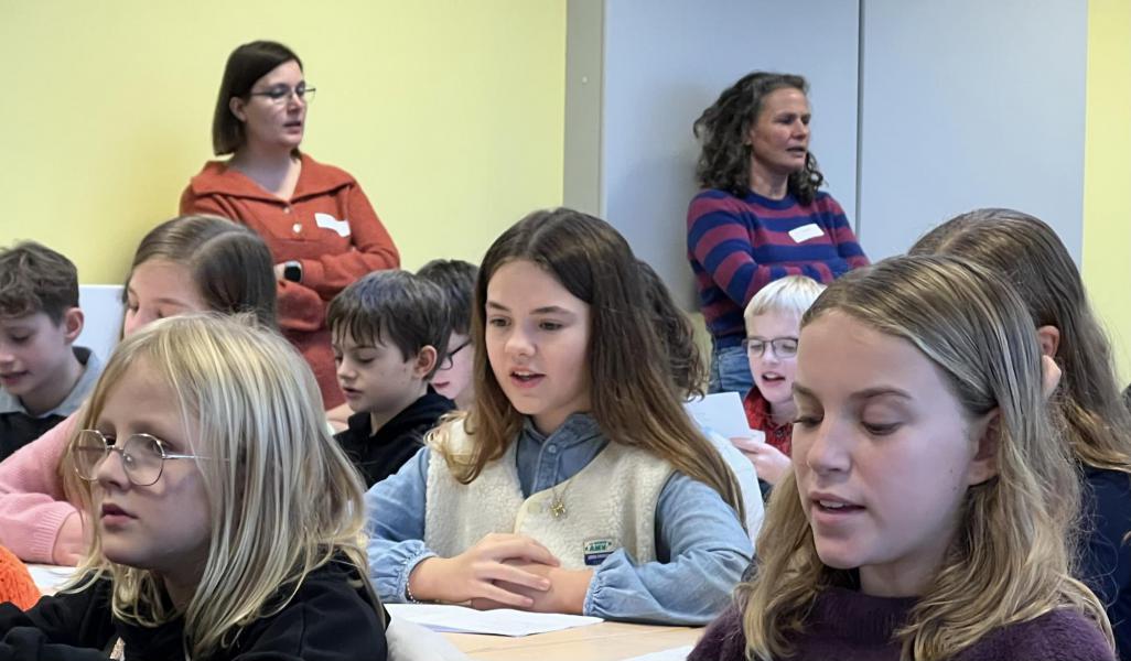 Tussendoor haalde catechist Luc zijn gitaar boven en zongen we samen, 15 november 2025 © Dirk Bellens